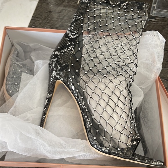 Shoes see trough - Picture 4 of 4